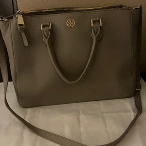 Tory Burch grey purse. Good condition.